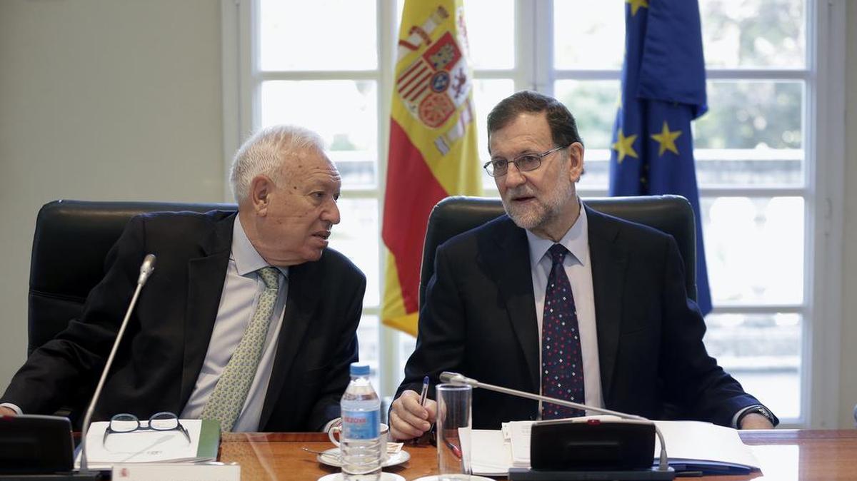 El presidente del Gobierno en funciones, Mariano Rajoy (d), junto al ministro de Asuntos Exteriores, José Manuel García Margallo (i), durante la reunión , en el Palacio de la Moncloa, del Consejo de Seguridad Nacional que, entre otros asuntos, analiza la situación en Venezuela y la repercusión que tiene en los intereses españoles en ese país.