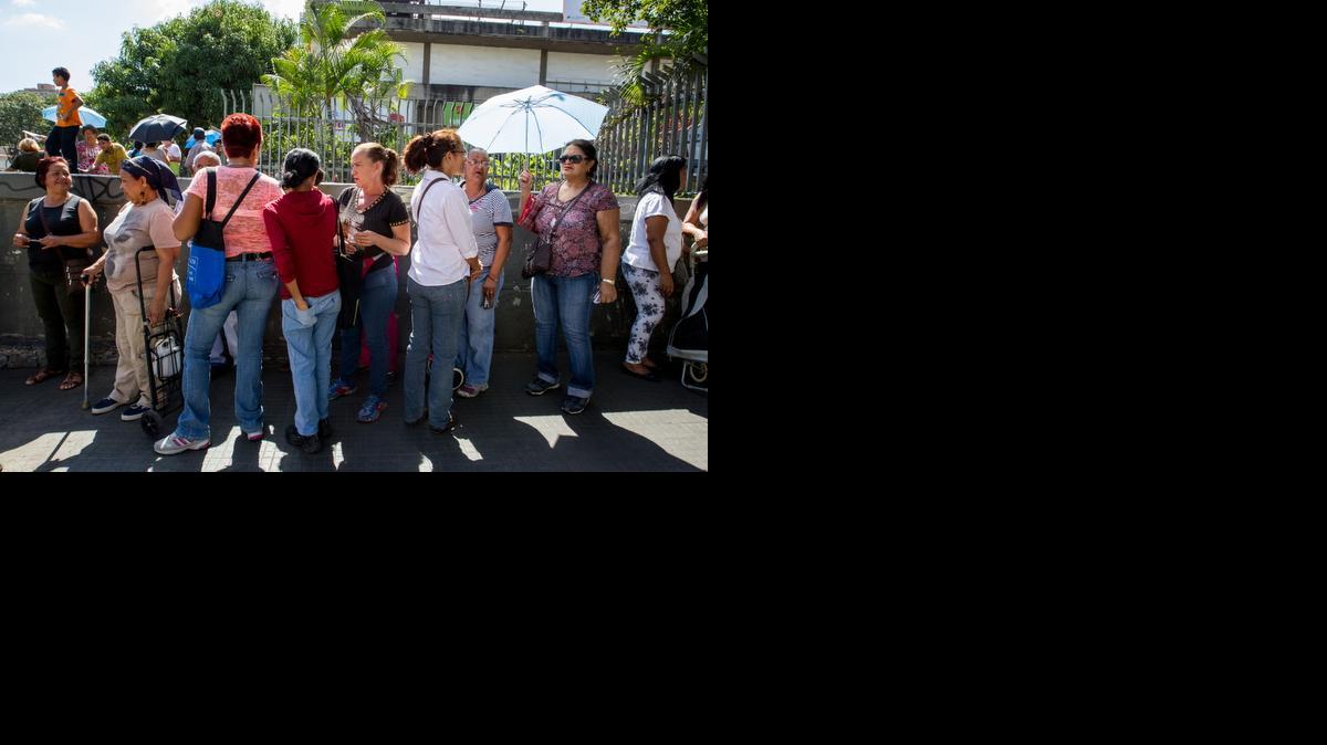 
Ciudadanos esperan en una fila para ingresar a un supermercado Bicentenario hoy, viernes 6 de febrero de 2015, en Caracas (Venezuela). Diputados opositores acompañaron hoy a a los ciudadanos que hacen cola en los supermercados de Caracas después de que algunos comerciantes hayan sido acusados por el Gobierno de provocar la escasez de productos. 
