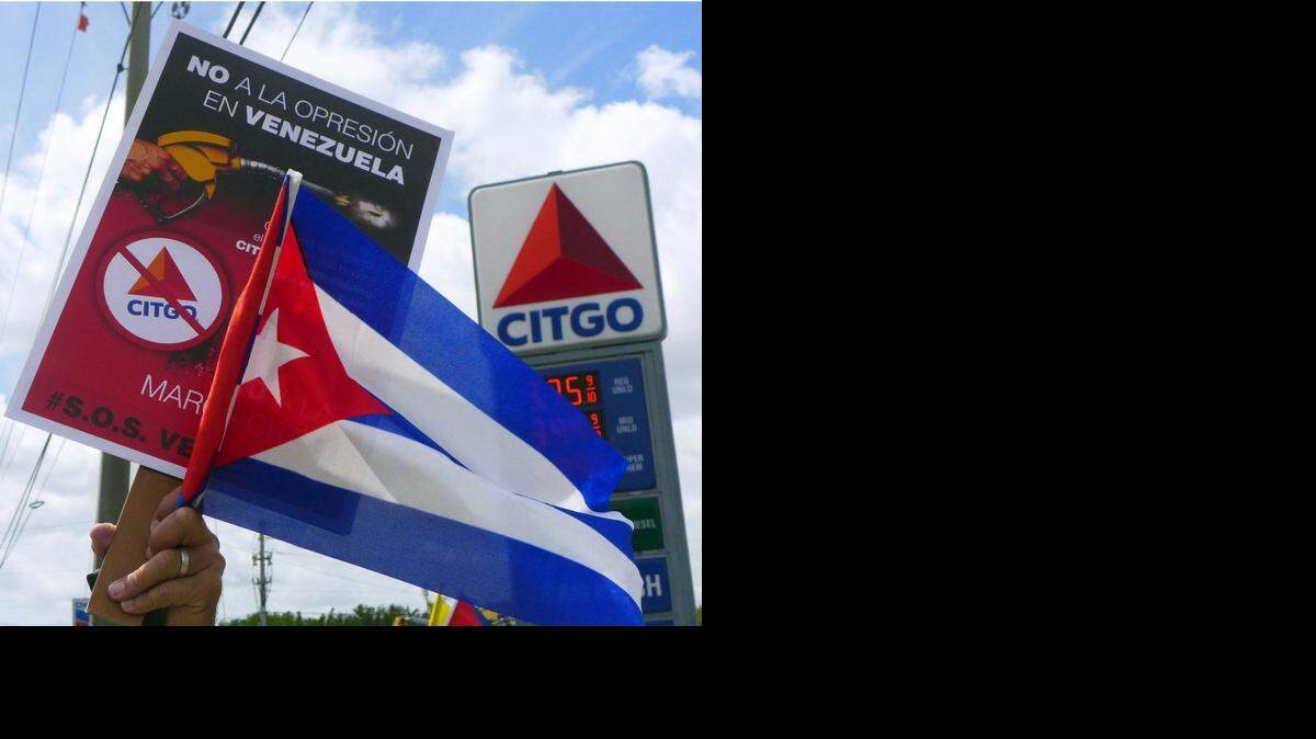
Exiliados cubanos y venezolanos participan en una protesta contra Citgo en Doral, el 4 de abril de este año. 
