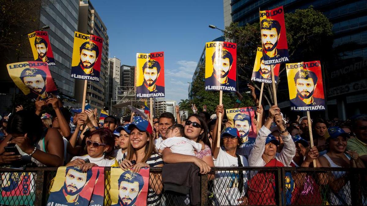 Manifestantes sostienen carteles con la imagen del líder opositor venezolano Leopoldo López durante una marcha denominada "Un grito por la libertad" el sábado 20 de febrero de 2016, en Caracas (Venezuela).