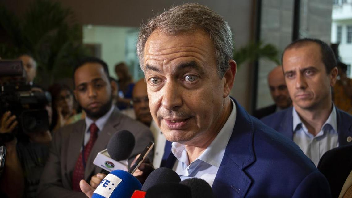El ex presidente del Gobierno de España, José Luis Rodríguez Zapatero, ofrece declaraciones a su llegada al Centro de Convenciones del Ministerio de Relaciones Exteriores (MIREX) donde tendrá ponencia en la conferencia “Política de éxito en seguridad vial” en la noche de el miércoles 20 de septiembre de 2018, en Santo Domingo (República Dominicana).
