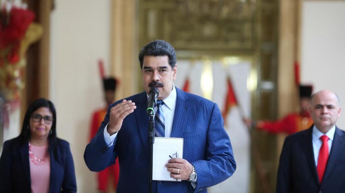 El presidente venezolano, Nicolás Maduro, flanqueado por la vicepresidenta Delcy Rodríguez y el ministro de Petróleo y presidente de la petrolera estatal venezolana, PDVSA, Manuel Quevedo, en el Palacio de Miraflores, el 7 de enero de 2019.