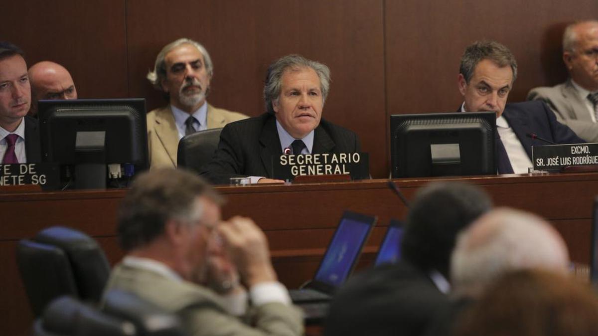 El secretario general de la Organización de Estados Americanos (OEA), Luis Almagro (2d) junto a el expresidente del Gobierno español, José Luis Rodríguez Zapatero (d), durante una sesión extraordinaria en Washington (Estados Unidos).