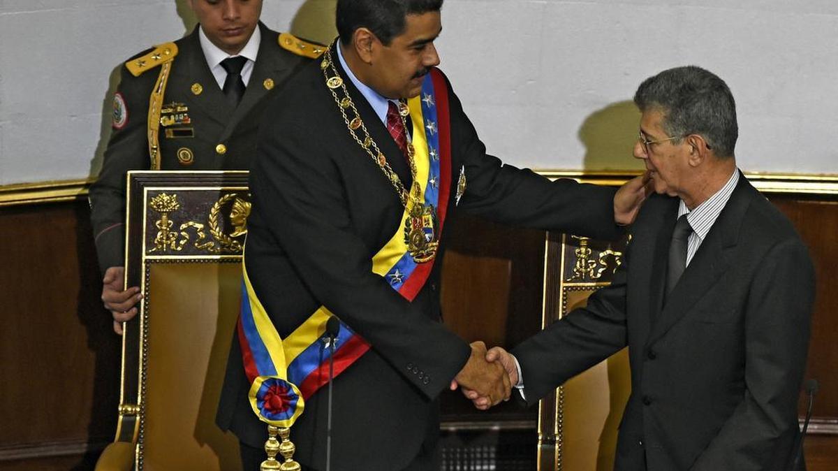 El presidente de Venezuela, Nicolás Maduro (izq.) saluda con un apretón de manos al presidente de la Asamblea Nacional, Henry Ramos Allup (der.), en su informe anual a la Asamblea Nacional el 15 de enero de 2016.