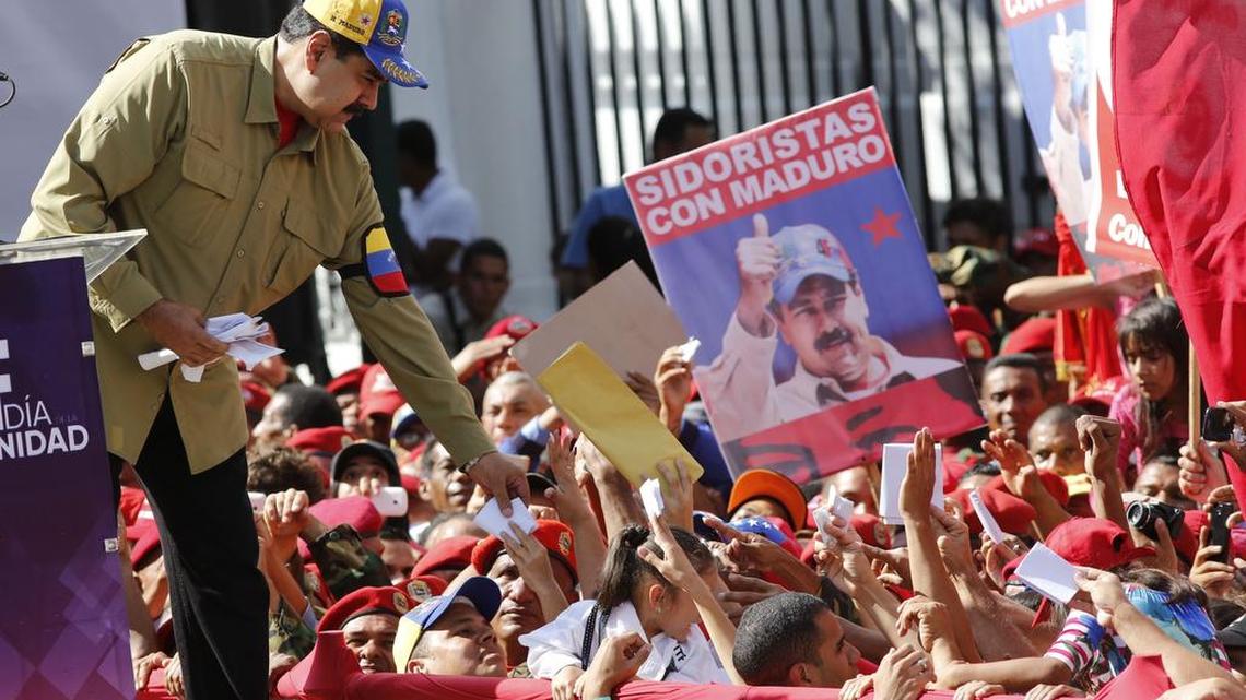 El presidente venezolano Nicolás Maduro recibe cartas de sus partidarios durante un acto por el aniversarios del fallido golpe del Estado de 1992, liderado por Hugo Chávez, en Caracas, Venezuela, el 4 de febrero del 2018.