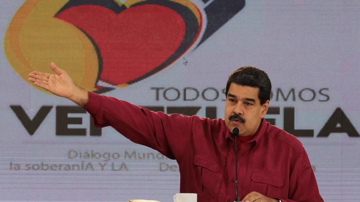 Fotografía cedida por la oficina de prensa del Palacio de Miraflores que muestra al presidente de Venezuela, Nicolás Maduro, durante un evento televisado el domingo 17 de septiembre de 2017, en Caracas (Venezuela).
