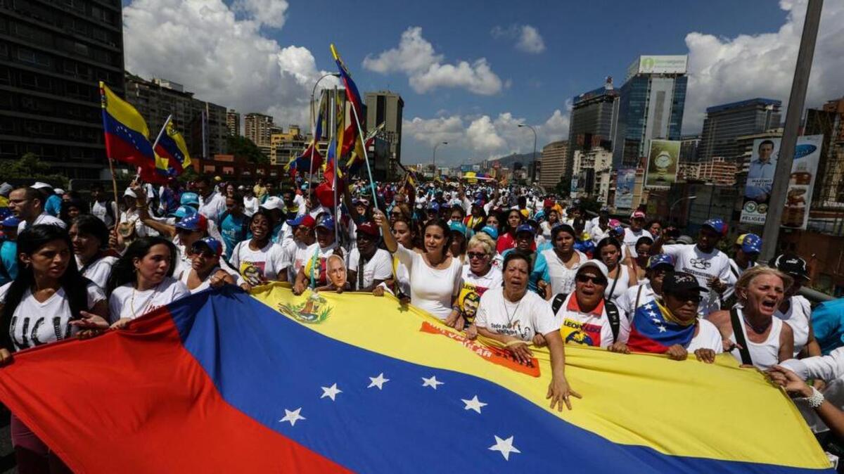 La ex diputada María Corina Machado (c) participa en una marcha opositora el 22 de octubre de 2016, en Caracas, Venezuela.