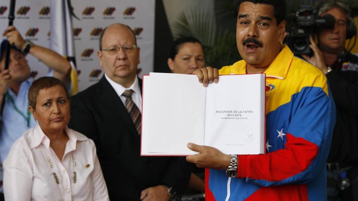 El presidente de Venezuela, Nicolás Maduro, con la titular del CNE, Tibisay Lucena. Foto archivo.