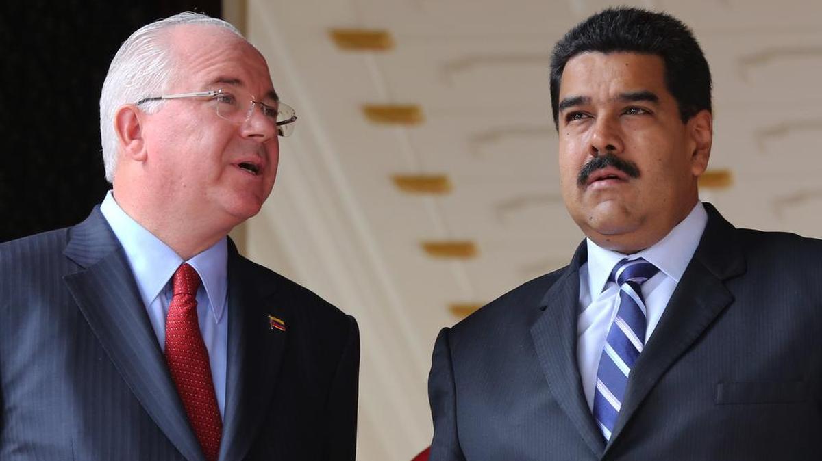El entonces ministro de Relaciones Exteriores de Venezuela, Rafael Ramírez, habla con el presidente Nicolás Maduro en una ceremonia de juramentación en el Palacio Presidencial de Miraflores en Caracas, Venezuela , 11 de septiembre de 2014.