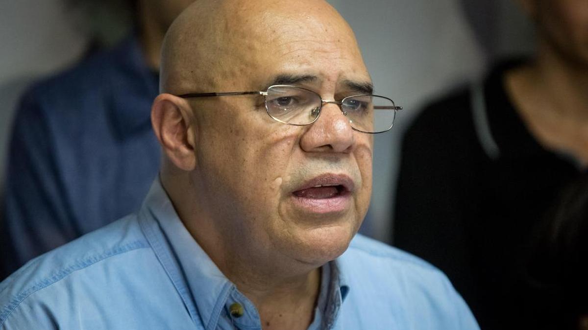 El secretario general de la coalición opositora Mesa de la Unidad Democrática (MUD), Jesus Torrealba, ofrece declaraciones a periodistas el 30 de diciembre de 2016, en Caracas, Venezuela.