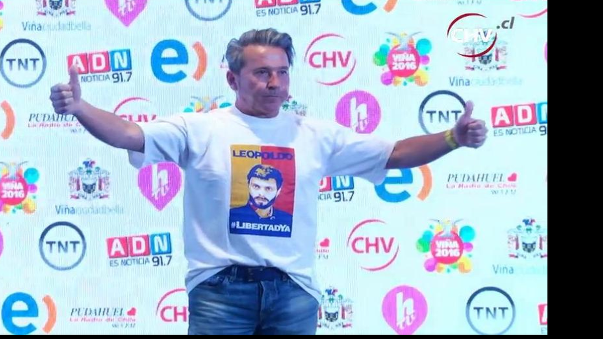 El cantante venezolano se muestra con una camisa que tiene la imagen del líder opositor preso, este domingo en Chile