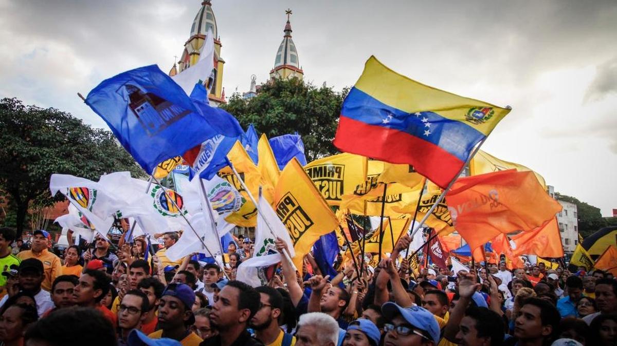 Partidarios de la oposición celebran el comienzo de su campaña en El Paraíso, en Caracas, el 14 de noviembre.
