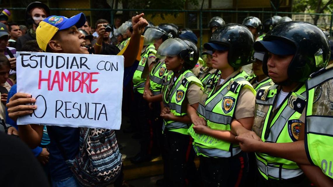 Un estudiante sostiene un cartel con el mensaje: “Estudiar con hambre no resulta” durante una protesta antigubernamental en Caracas, este 26 de mayo de 2016.