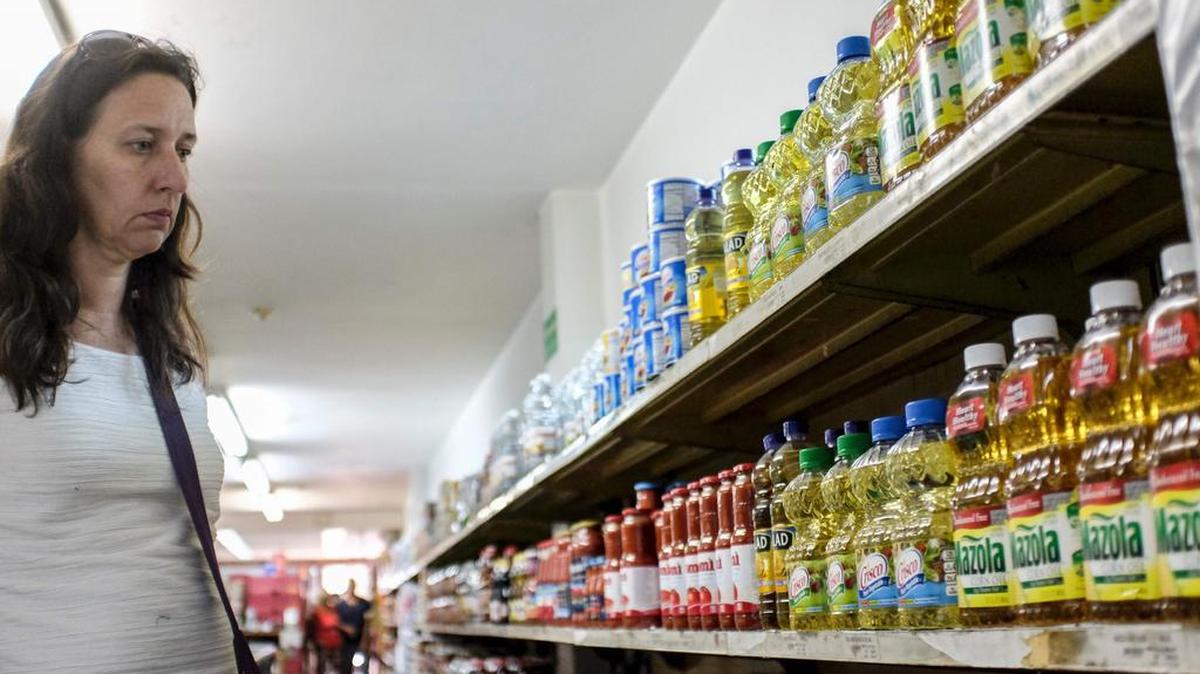 Alimentos como aceite, leche o arroz reaparecen en los supermercados de Venezuela en señal de que el país paulatinamente deja atrás el férreo control de precios.