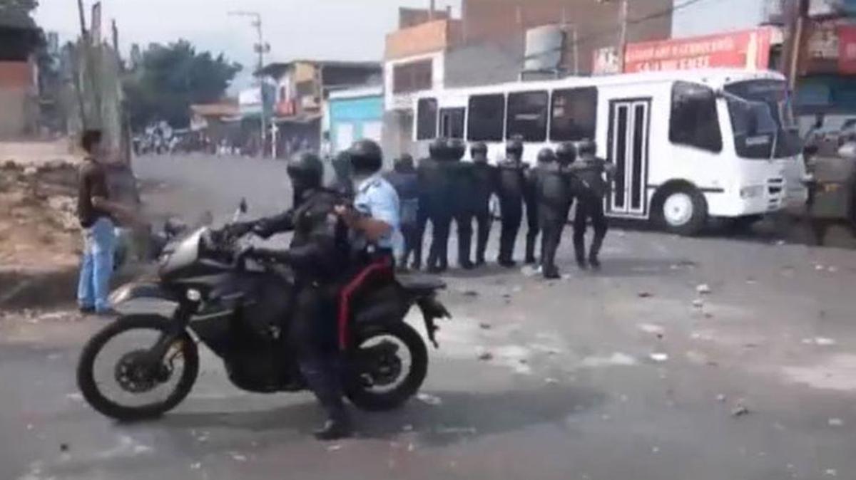Un autobús atropelló a varios policías el martes en la ciudad de San Cristóbal, al suroccidente de Venezuela. Dos agentes murieron en el incidente.