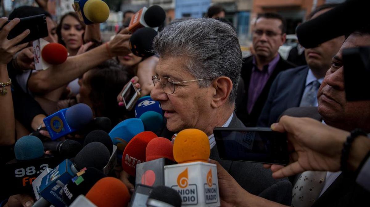 El presidente de la Asamblea Nacional de Venezuela, Henry Ramos Allup, habla con la prensa en las inmediaciones del Ministerio Público el 23 de agosto de 2016, en Caracas (Venezuela).