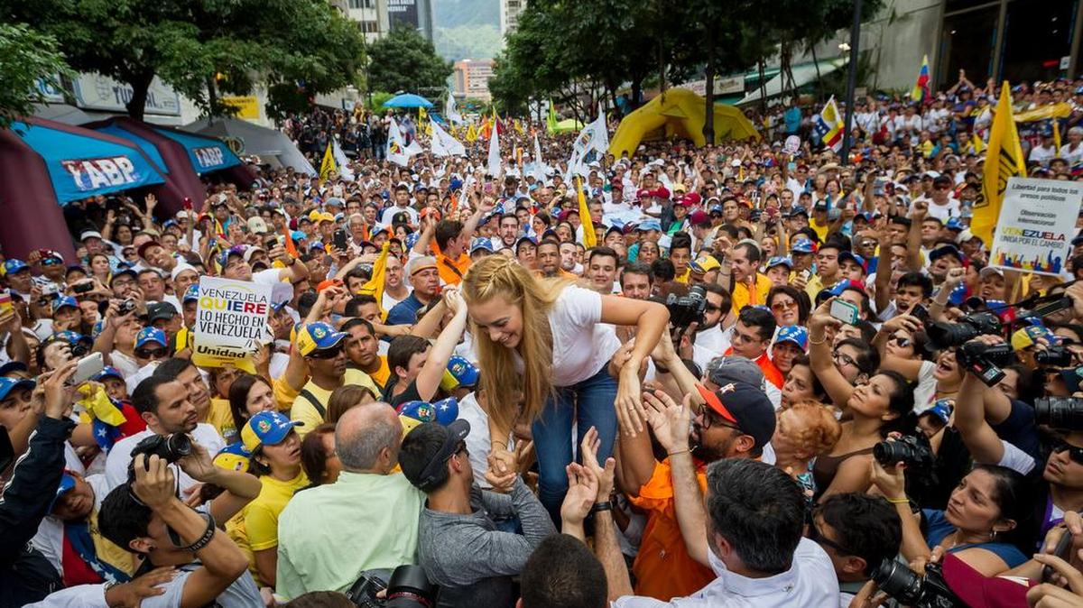 
La esposa de Leopoldo López, Lilian Tintori, es vista hoy, sábado 19 de septiembre del 2015, durante una manifestación contra el gobierno en la ciudad de Caracas (Venezuela). La oposición venezolana se moviliza en 22 ciudades del país para dar comienzo a la campaña 'Venezuela quiere' de cara a las legislativas de diciembre y en apoyo de Leopoldo López, uno de sus integrantes, condenado hace unos días a cerca de 14 años de prisión. 
