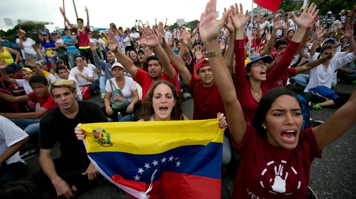 Estudiantes universitarios constituyen una gran parte de los manifestantes que se han volcado a las calles de toda Venezuela para expresar su descontento por la paralización del revocatorio a Maduro.