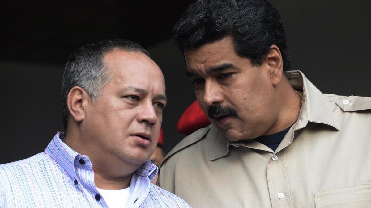 El primer vicepresidente del gobernante Partido Socialista Unido de Venezuela (PSUV), Diosdado Cabello, habla con el gobernante venezolano Nicolás Maduro en foto de archivo.