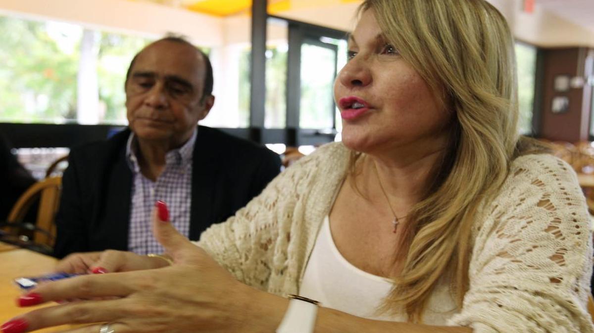 
Los accionistas del periódico venezolano ‘Doral News’, Carlos Herradez y su esposa Andreína Campis, en entrevista con el Nuevo Herald el 8 de julio del 2015.
