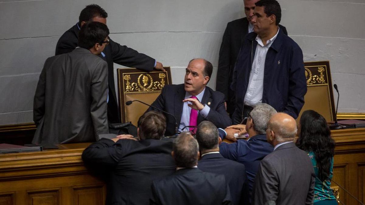 El presidente de la Asamblea Nacional, Julio Borges (c), habla con un grupo de diputados en el hemiclico de sesiones del organismo el martes 23 de mayo de 2017, en Caracas (Venezuela).
