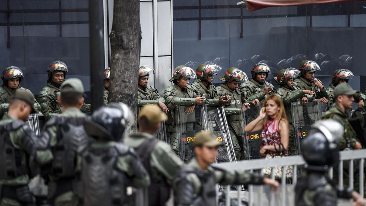 Miembros de la Guardia Nacional vigilan las inmediaciones de la Asamblea Nacional de Venezuela, en donde se esperaba una marcha del chavismo este martes en Caracas.