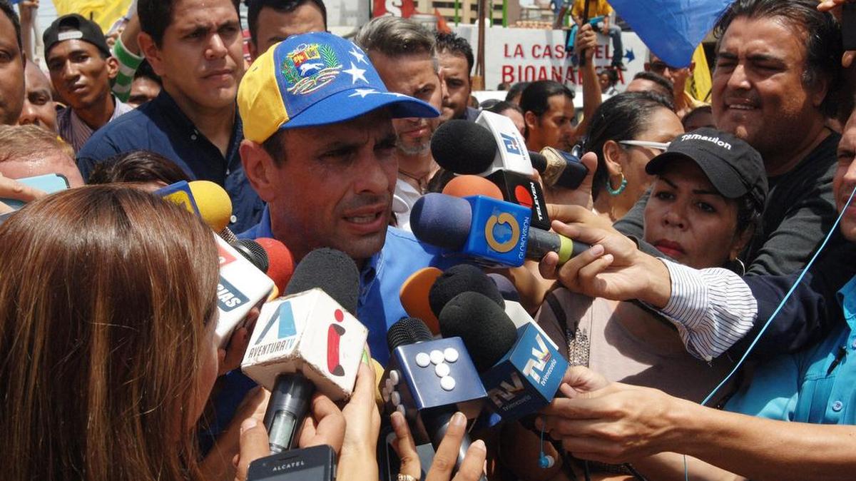 El líder opositor venezolano Henrique Capriles participa en una marcha hacia la sede regional del Consejo Nacional Electoral (CNE) el jueves 4 de agosto de 2016, en Maracaibo (Venezuela).