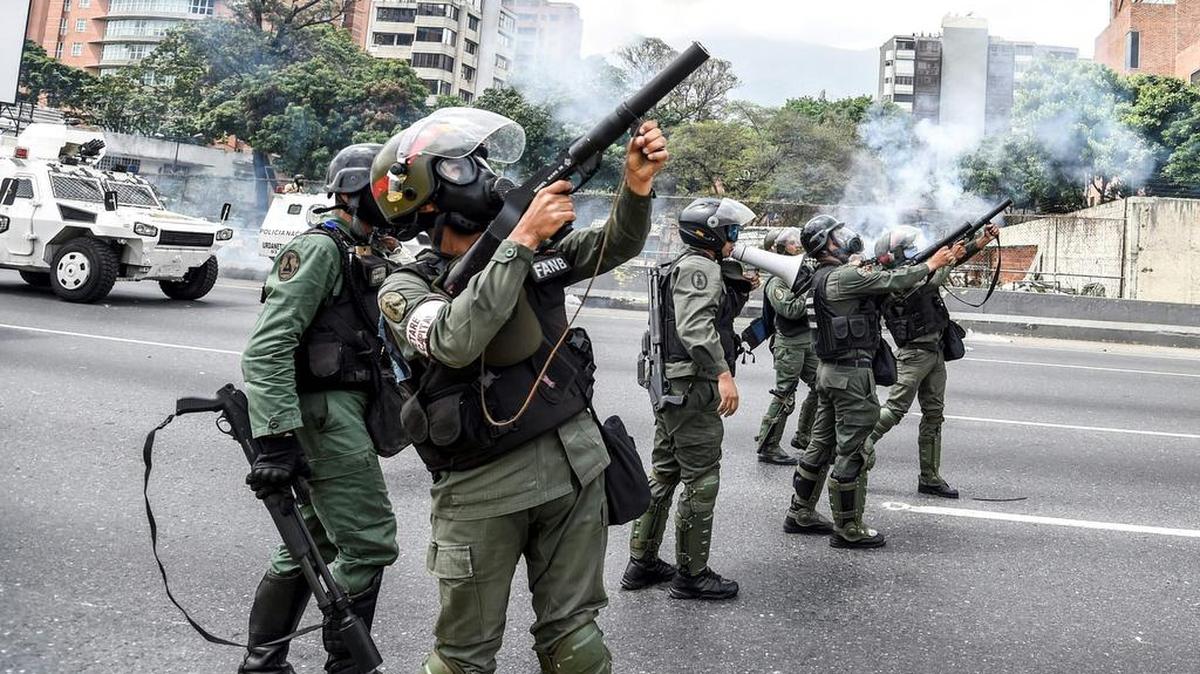 La Guardia Nacional lanza gases lacrimógenos en la protesta antigubernamental el 19 de abril.