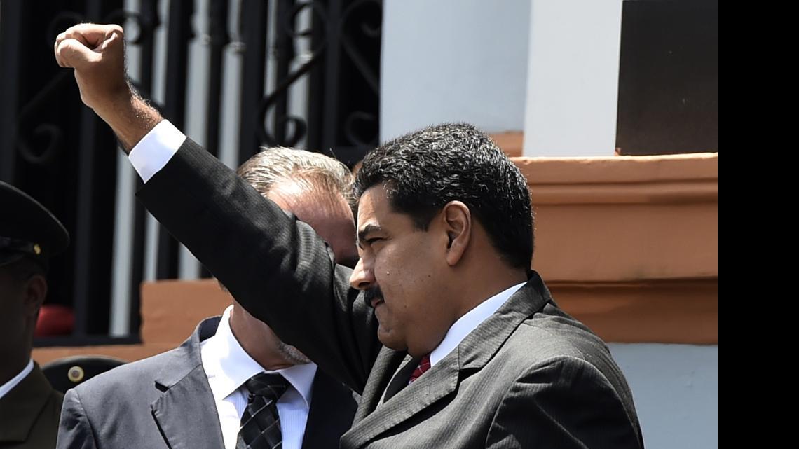 
El presidente venezolano Nicolás Maduro saludo a sus partidarios durante la ceremonia a los cinco espías cubanos condecorados por su gobierno, el martes en Caracas.
