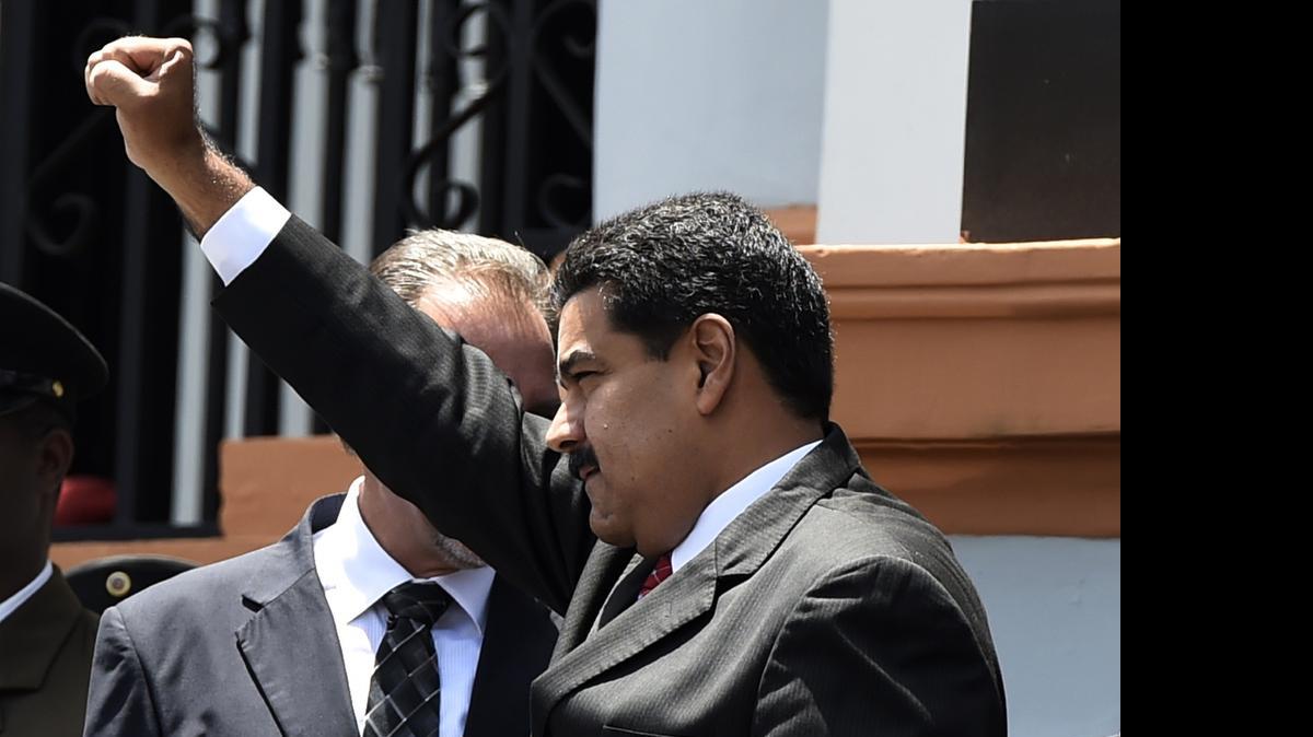 
El presidente venezolano Nicolás Maduro saludo a sus partidarios durante la ceremonia a los cinco espías cubanos condecorados por su gobierno, el martes en Caracas.
