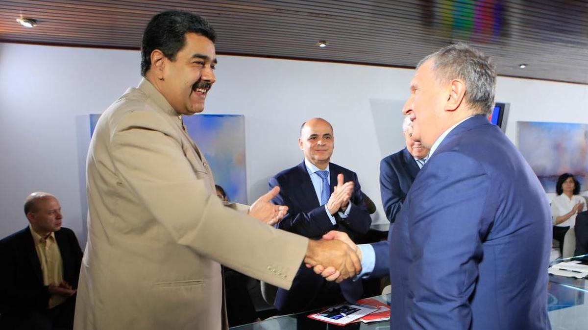 Nicolás Maduro durante una reunión con el presidente de la compañía petrolera estatal rusa Rosneft, Ígor Sechin (derecha), y el ministro de Petróleo y presidente de la compañía petrolera de Venezuela PDVSA, Manuel Quevedo, centro.