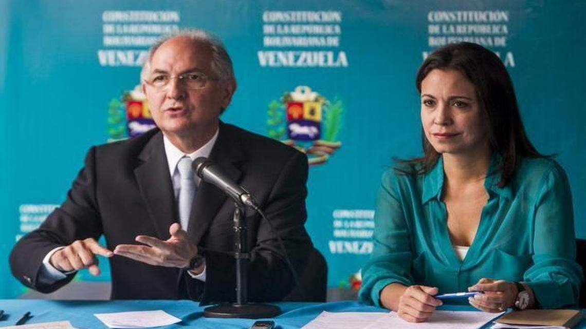 
El alcalde mayor de Caracas, Antonio Ledezma, habla el viernes en una rueda de prensa acompañado de la ex diputada de la Asambla Nacional María Corina Machado.

