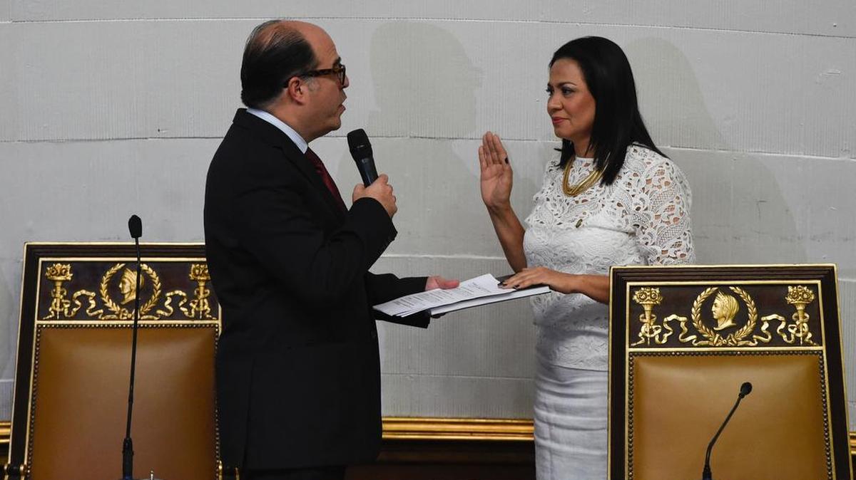 Julio Borges, dirigente de Primero Justicia, asumió la presidencia de la Asamblea Nacional de Venezuela este jueves. En la foto, Borges juramenta a la diputada Dennis Fernández, segunda vicepresidenta.  