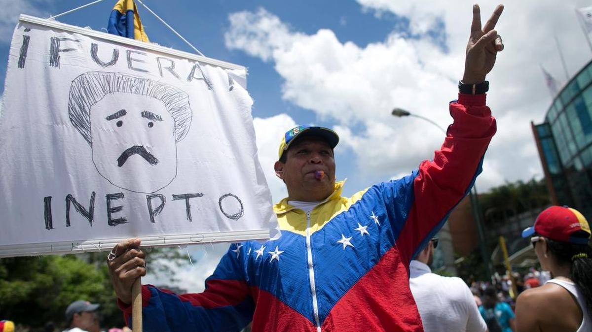 El régimen de Nicolás Maduro, desconectado de la realidad, se apega cada día más a rasgos de una dictadura bananera.