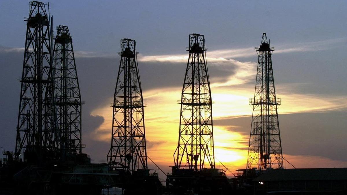 
Las esperanzas del régimen de Nicolás Maduro de ver una mejora de los precios del petróleo en la segunda mitad del año recibieron el martes un duro golpe con el anuncio del pacto entre Irán y las grandes potencias que conduciría a un incremento en la oferta de crudo. 
