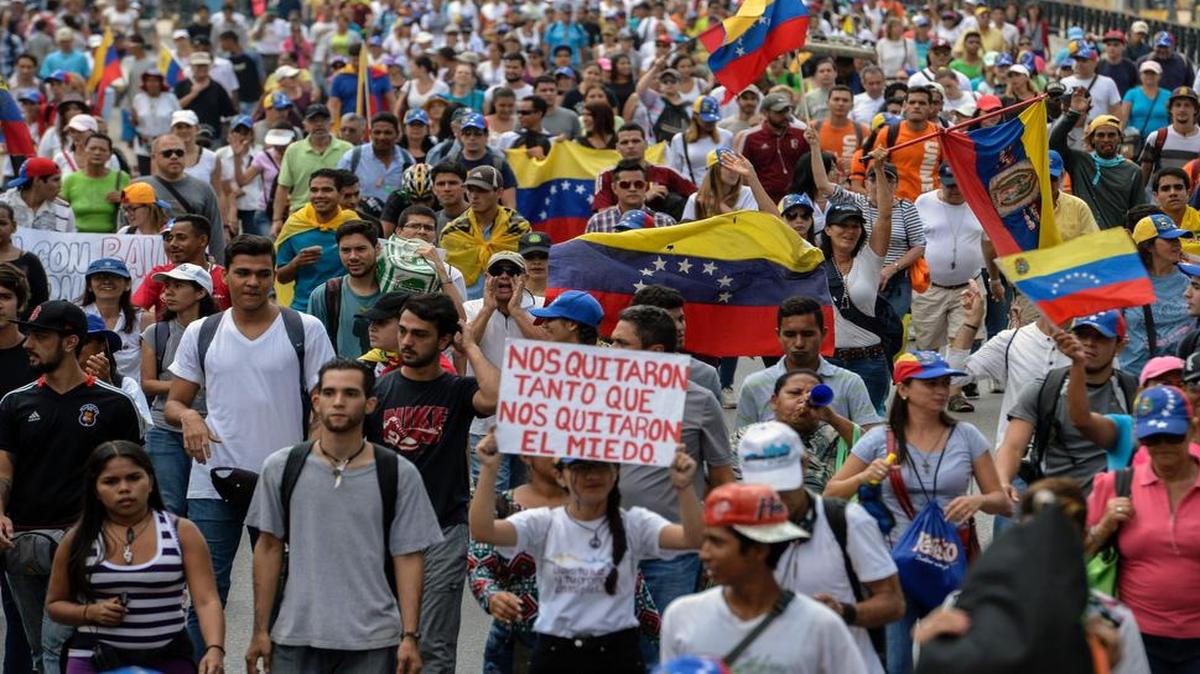 Activistas de la oposición venezolana marchan a Caracas el 24 de abril de 2017.