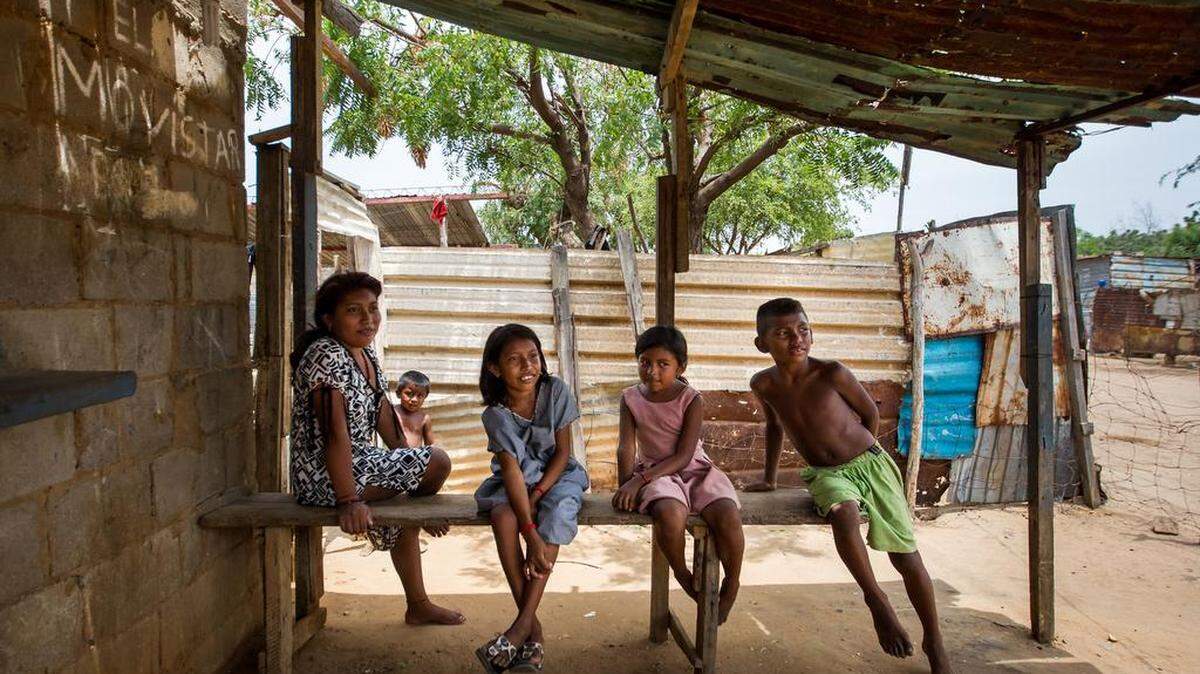 
Fotografía del 11 de septiembre del 2015 donde se observa a niños afuera de su casa en la localidad de Canchancha en la ciudad de Maracaibo (Venezuela).
