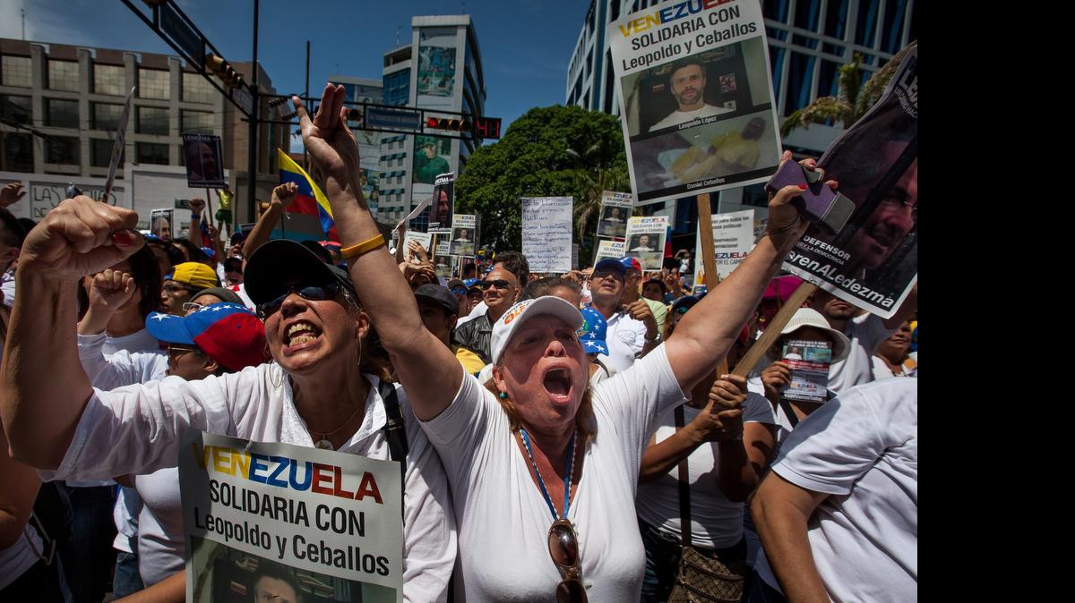 
Miles de personas participaron en una manifestación contra el gobierno, este sábado, en Caracas y otras ciudades de Venezuela.

