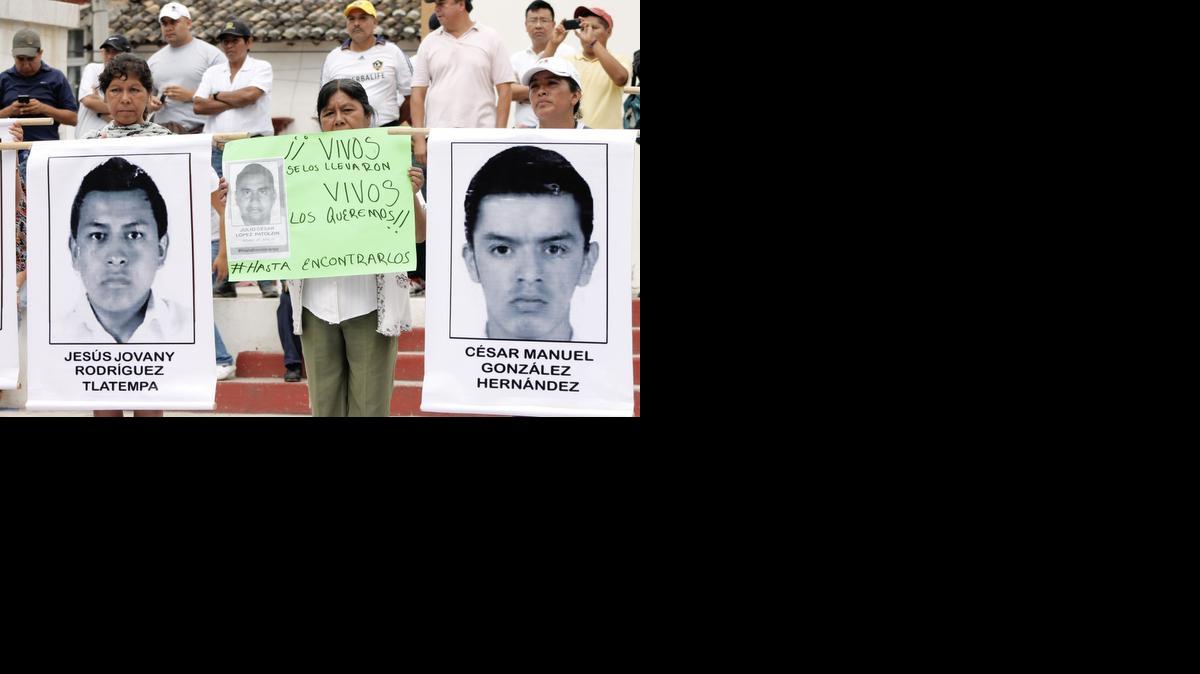 
Familiares de los 43 estudiantes mexicanos desaparecidos desde septiembre pasado protestan el martes en Tixtla, en el estado de Guerrero. 
