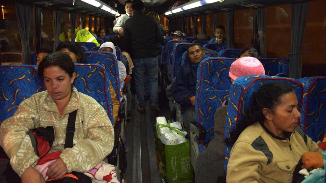 Emigrantes venezolanos abordan esta madrugada uno de los 32 autobuses fletados por el Gobierno ecuatoriano en la ciudad fronteriza de Tulcán para ser trasladados a la frontera con Perú antes de que entre en vigor la normativa de presentar pasaporte para ingresar a ese país. La normativa se comenzará a aplicar a partir de la medianoche del viernes.