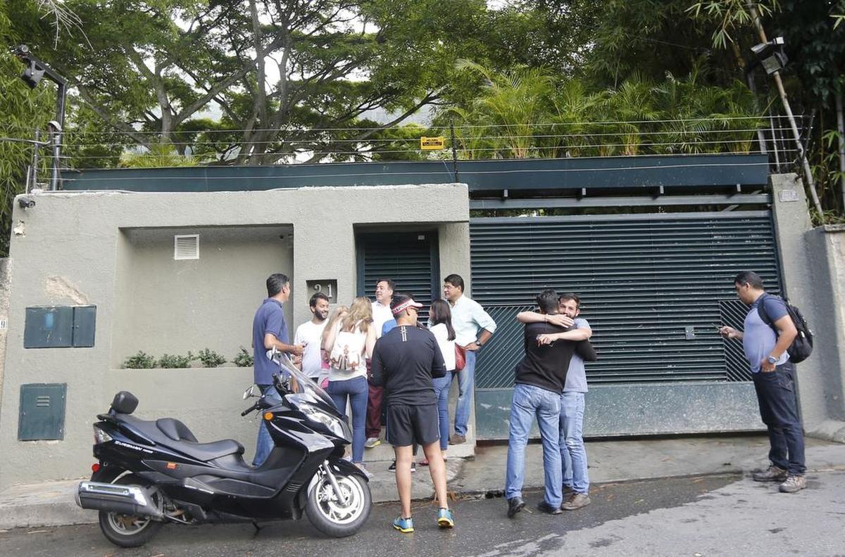 Los seguidores del líder de la oposición Leopoldo López celebran fuera de su casa en Caracas, Venezuela, el sábado 8 de julio de 2017. López ha sido trasladado a arresto domiciliario.