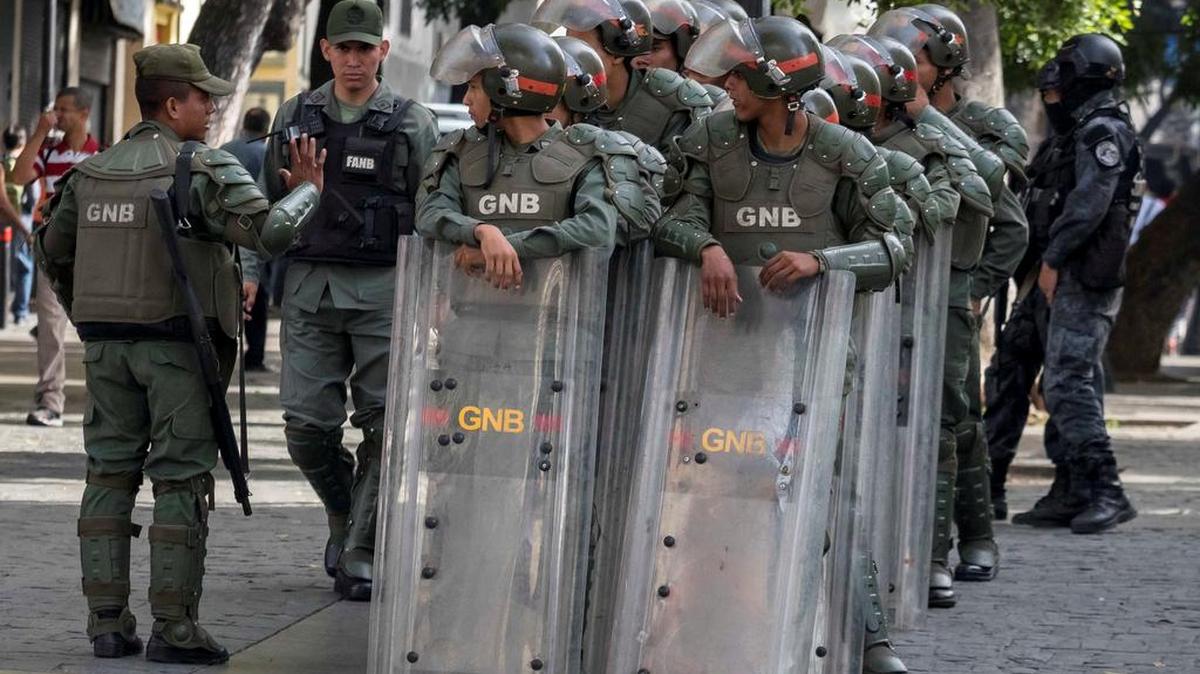 Funcionarios de la Guardia (GNB), la Policía (PNB) y del Servicio de Inteligencia (Sebin) montan guardia este martes en los alrededores de la sede del Parlamento venezolano en Caracas (Venezuela).