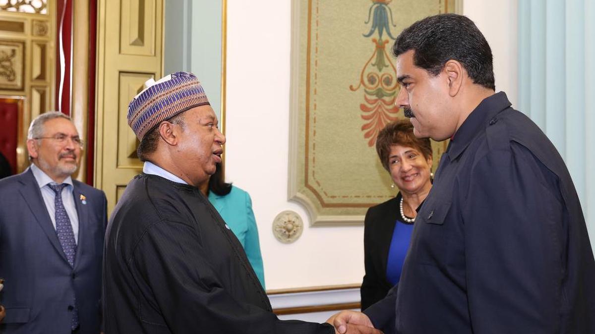El gobernante de Venezuela, Nicolás Maduro (der.), se reúne con el secretario general de la Organización de Países Exportadores de Petróleo (Opep), Mohammed Barkindo (i), el 16 de enero de 2017, en Caracas.