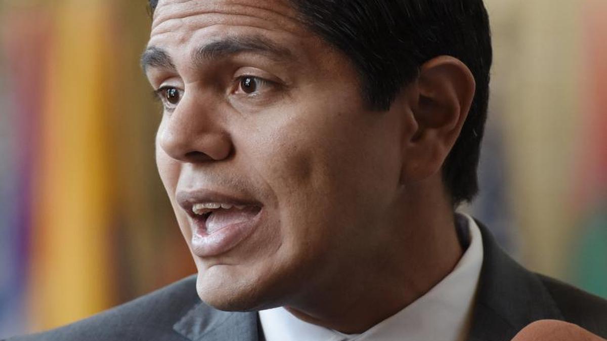 Léster Toledo, opositor venezolano huido de la justicia de su país, habla este lunes 21 de noviembre en la sede de la Organización de Estados Americanos, OEA, donde se reunió con el secretario general, Luis Almagro.