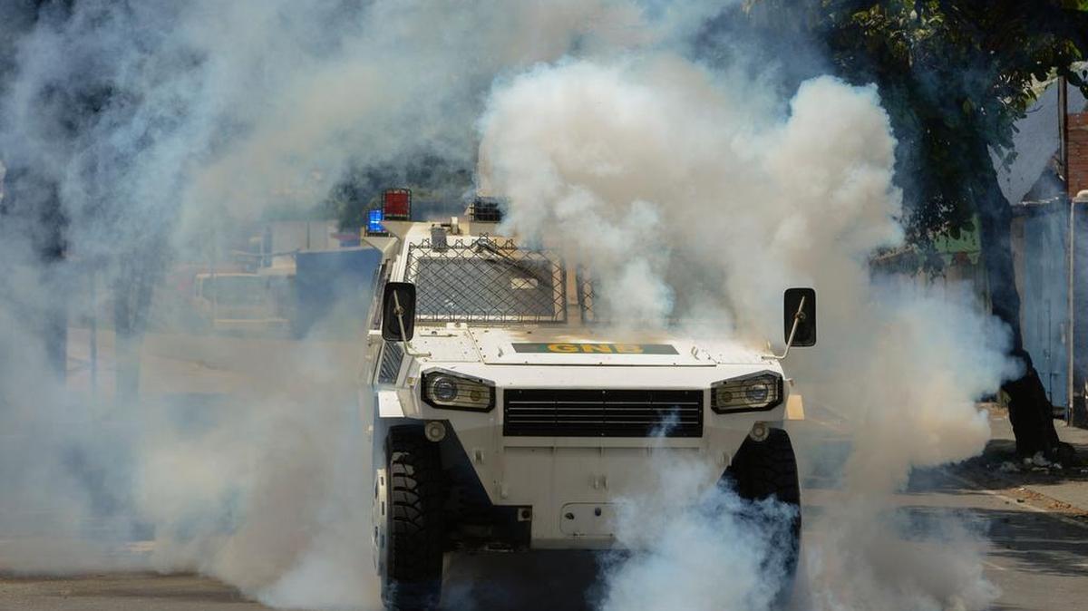 La policía antidisturbios dentro de un vehículo blindado trata de dispersar a los manifestantes durante una protesta contra el presidente venezolano, Nicolás Maduro, en Caracas el 20 de abril de 2017. 
