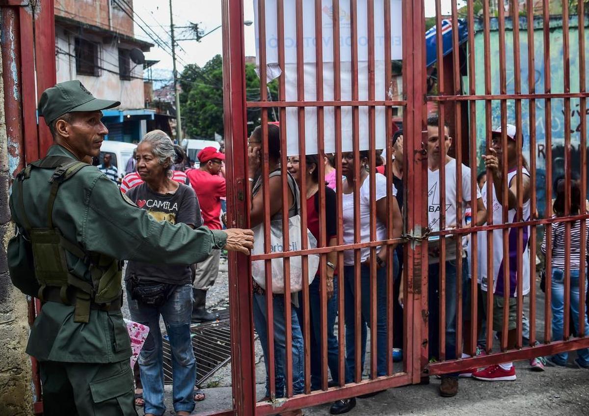 Personas hacen filas para emitir su voto para elegir una Asamblea Constituyente en Caracas el 30 de julio de 2017.