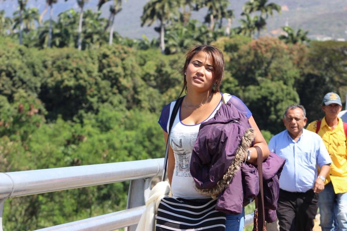 “Estoy tan triste. No quisiera dejar mi país, pero tengo que hacerlo”, dijo Dina Luz. La joven abandonaba Venezuela a través del Puente Internacional Simón Bolívar, el 28 de enero de 2017.