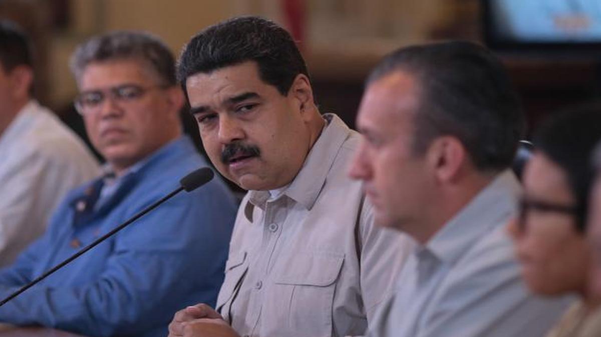 Fotografía cedida por prensa de Miraflores, del presidente venezolano Nicolás Maduro (c) en un acto de gobierno el lunes 25 de septiembre de 2017, en Caracas (Venezuela).