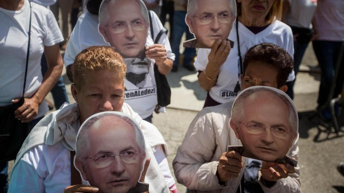 Un grupo de personas sostiene fotos del alcalde metropolitano de Caracas, Antonio Ledezma, durante una sesión especial del Parlamento venezolano el domingo 19 de febrero de 2017, en la ciudad de Caracas (Venezuela).