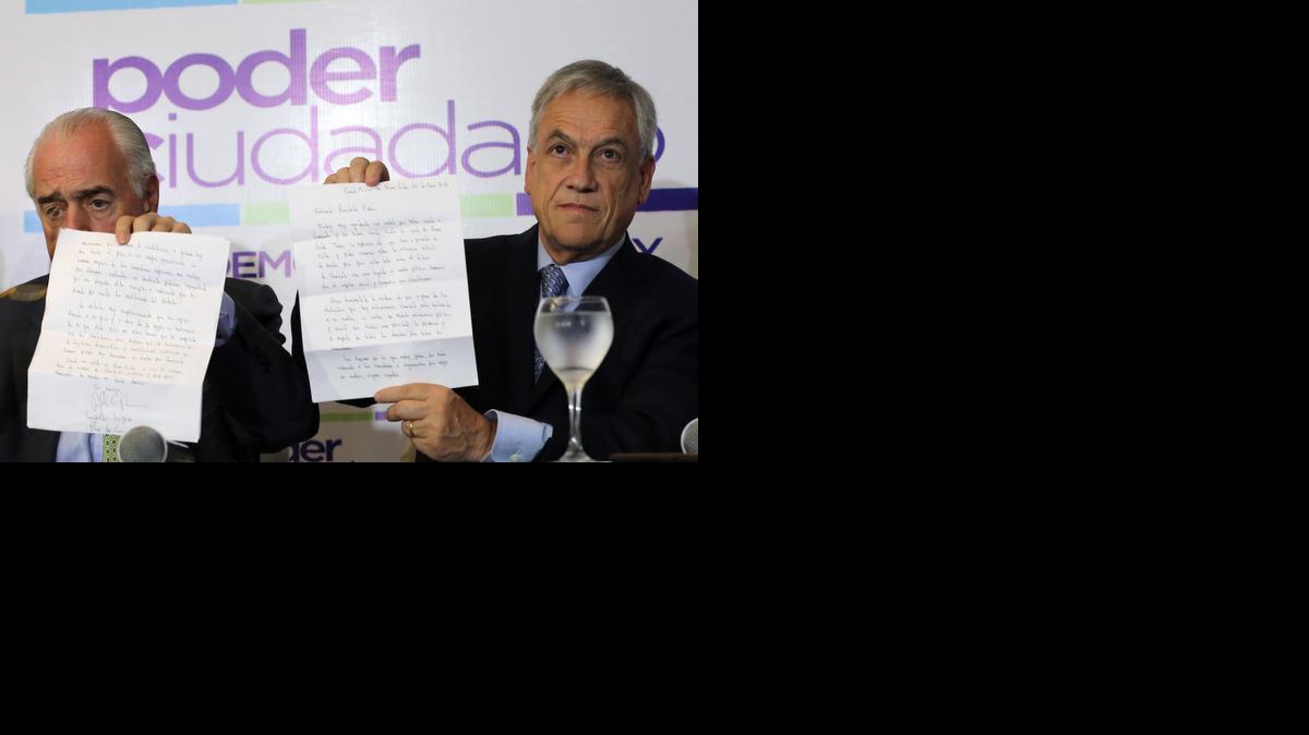 
Los ex presidentes de Colombia, Andrés Pastrana (izq.), y de Chile, Sebastián Piñera, muestran la carta que Leopoldo López les escribió, durante su visita a Caracas el 26 de enero. Piñera denunció el viernes la ‘brutal detención’ del alcalde opositor venezolano Antonio Ledezma. 
